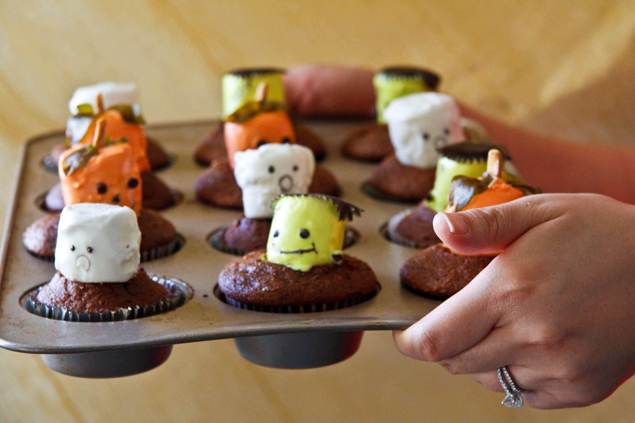 how to make halloween cupcakes