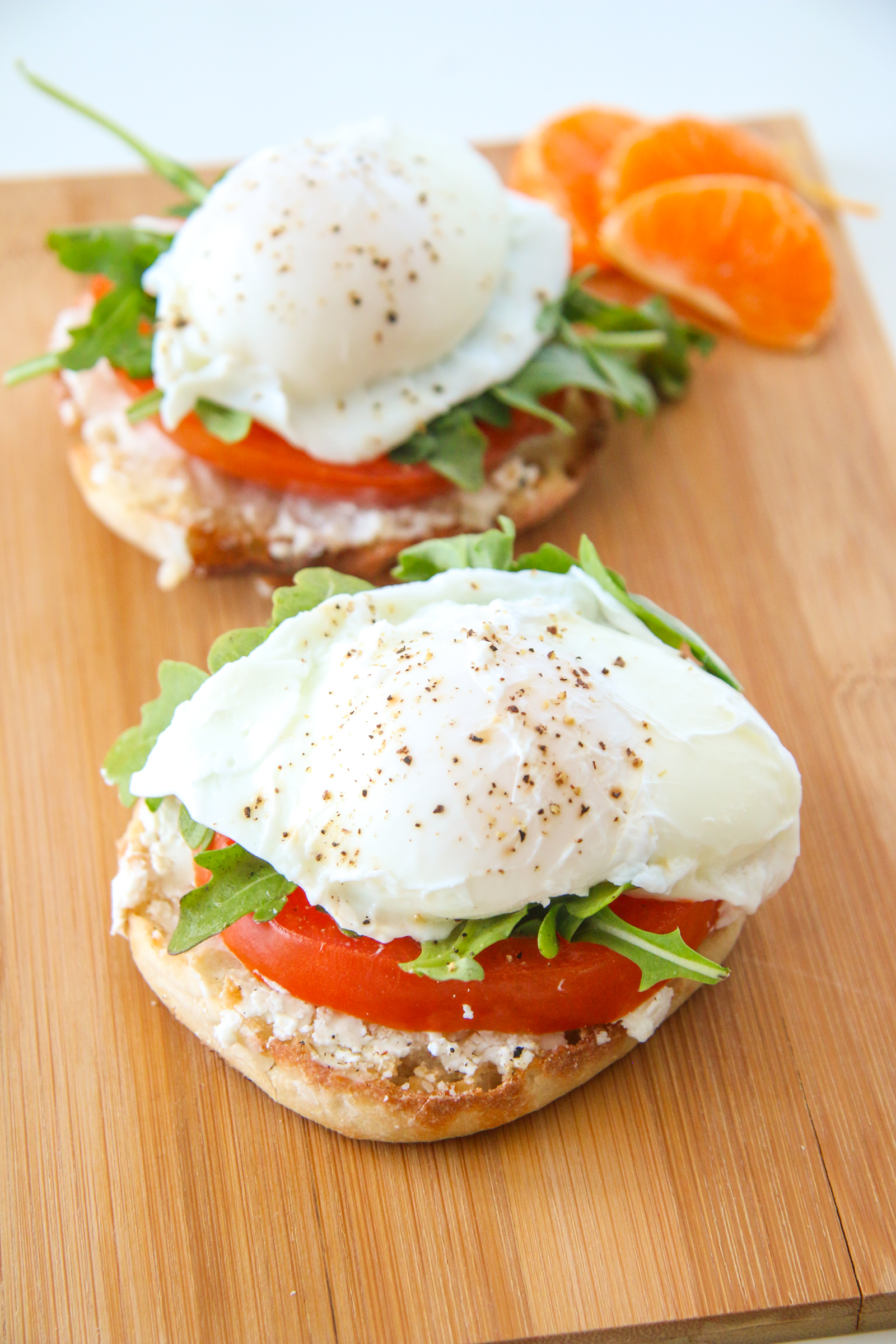 What are the steps to cook a poached egg?