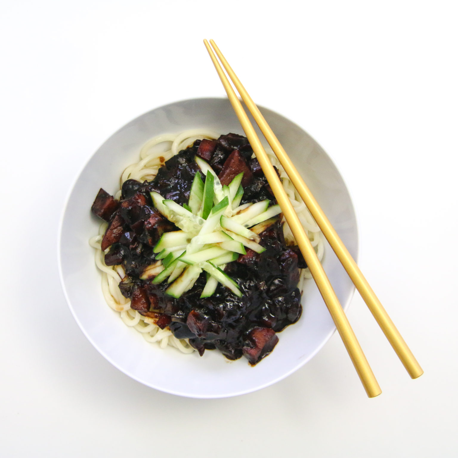 Чаджанмен рецепт. Jajangmyeon. Чаджанмен корейский. Чачжанмен черный. Черная лапша корейская.