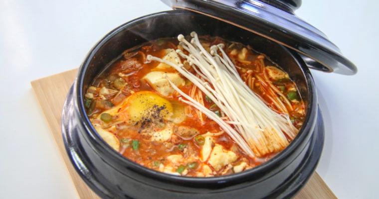 Kimchi Soondubu Jjigae (Kimchi Soft Tofu Stew: 김치순두부찌개)